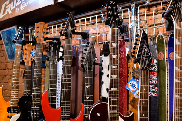 динатон измайлово. Dynatone электрогитара. динатон владелец. динатон магазин музыкальных инструментов. динатон музыкальный магазин в москве.